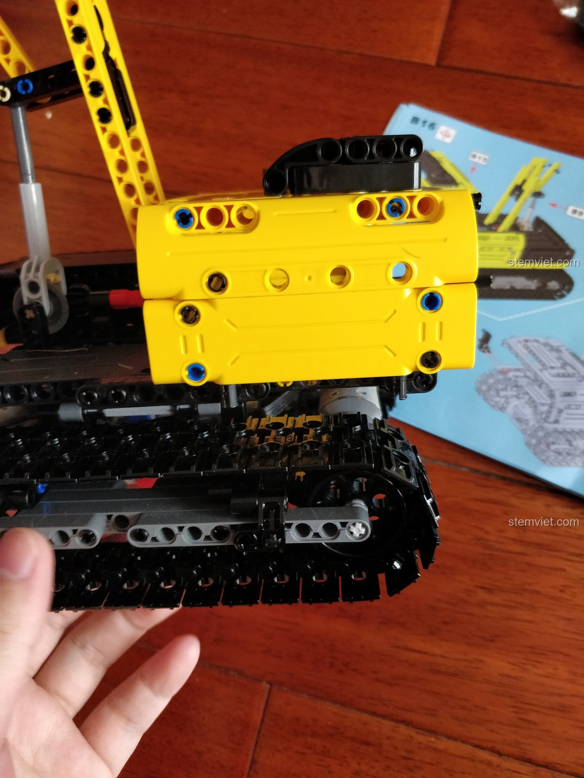 Không gian trống bên trong thân xe của đồ chơi lắp ghép CaDA giá rẻ, phù hợp cho việc nâng cấp và độ chế.