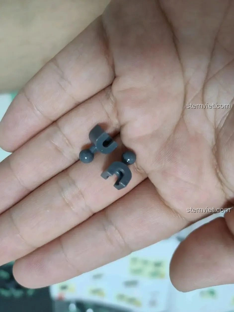 Các khớp cầu linh hoạt của bộ lắp ráp Sluban M38-B1153 Robot Diệt Tận Thế, giúp robot cử động dễ dàng.