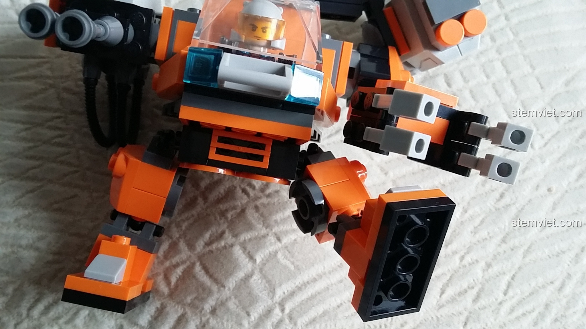 Cận cảnh khớp háng và chân của robot GUDI 8224 SkyNet Bombard, thể hiện cơ chế xoay.