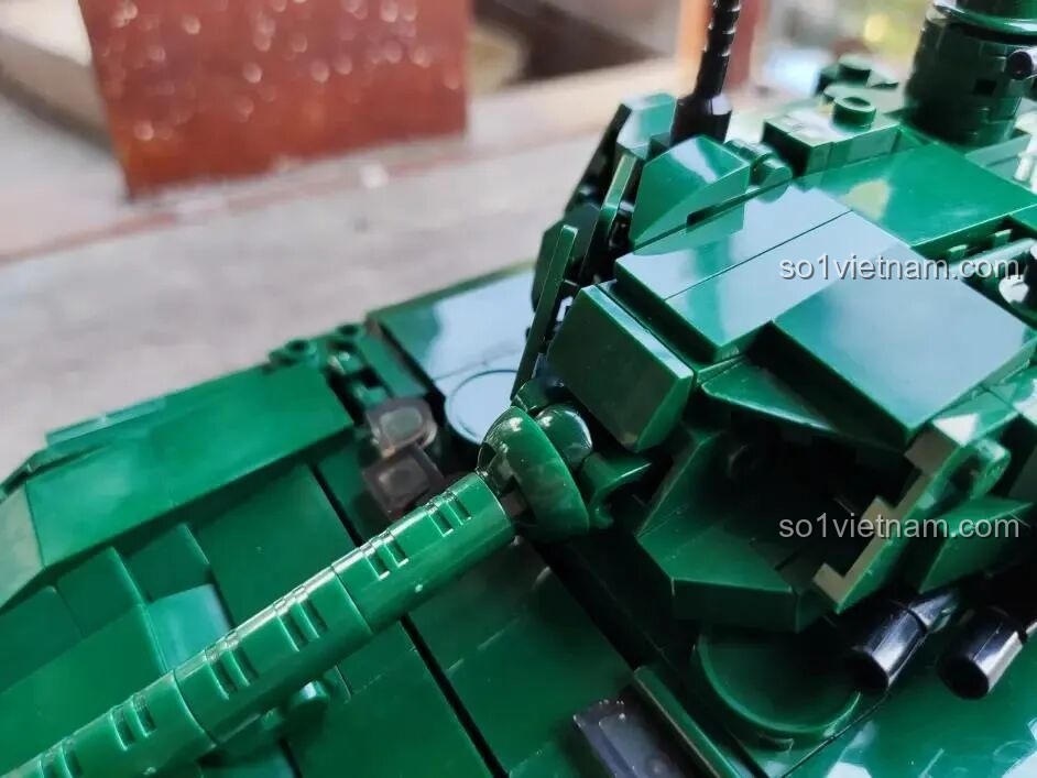 Chi tiết khớp nối và phần đế hình bát giúp cố định và giới hạn góc nâng của nòng pháo xe tăng.