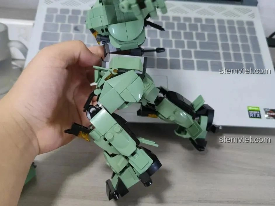 Góc nghiêng chi tiết khớp chân của Robot Diệt Tận Thế Sluban M38-B1153, khả năng gập.