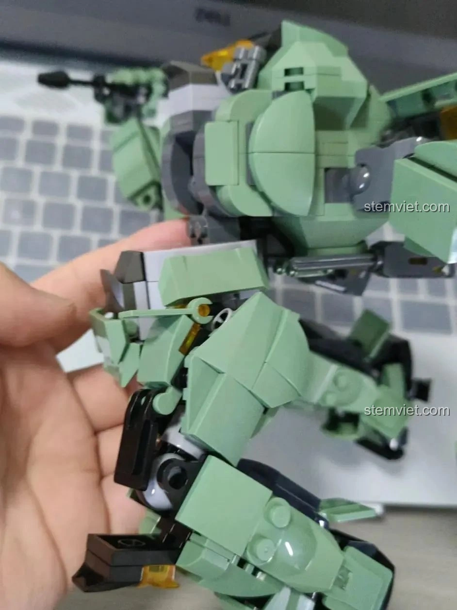 Góc trực diện chi tiết khớp chân của Robot Diệt Tận Thế Sluban M38-B1153, khả năng mở rộng.