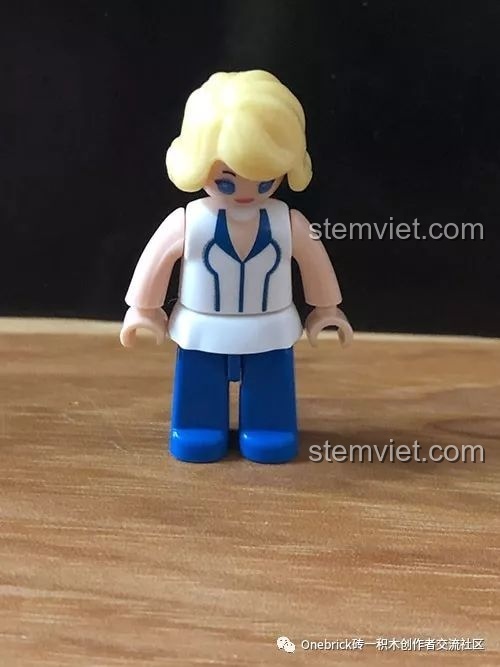 Minifigure cô gái tóc vàng có thể cúi đầu, thể hiện khớp cổ linh hoạt của đồ chơi lắp ghép Xe buýt Volkswagen T1 M38-B0707.