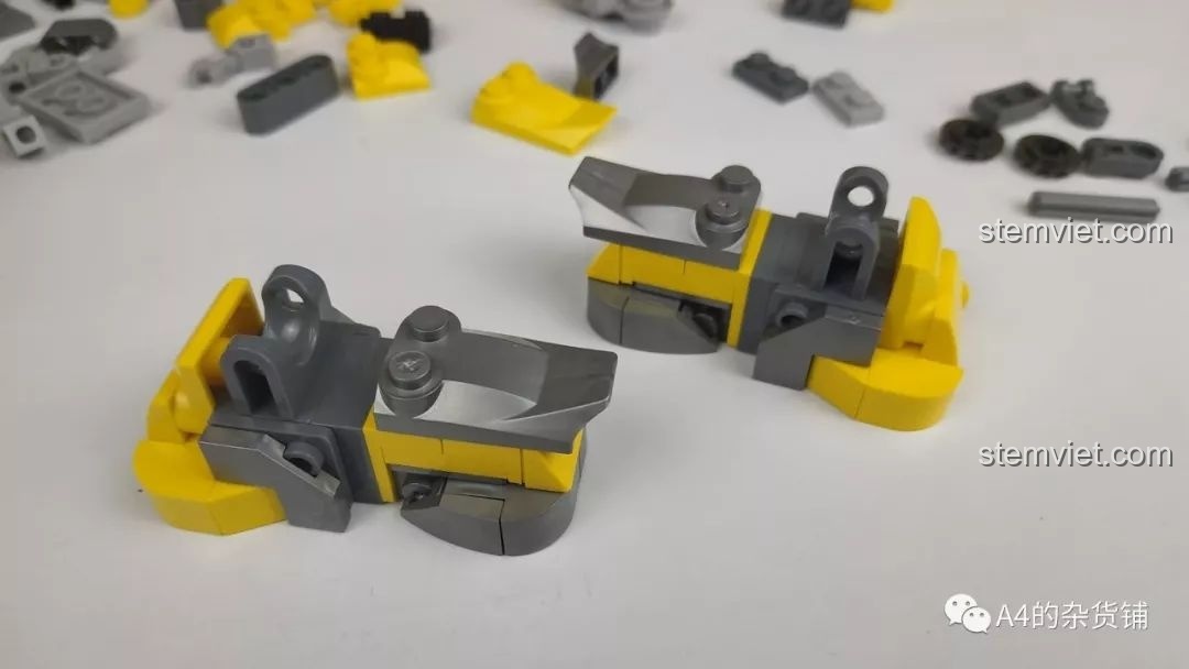 Chi tiết khớp gối của mô hình Panlos Brick 621019 Robot Đại Hoàng Phong, cho thấy thiết kế dễ bị bung hoặc gãy, cần cẩn thận khi lắp và biến hình.