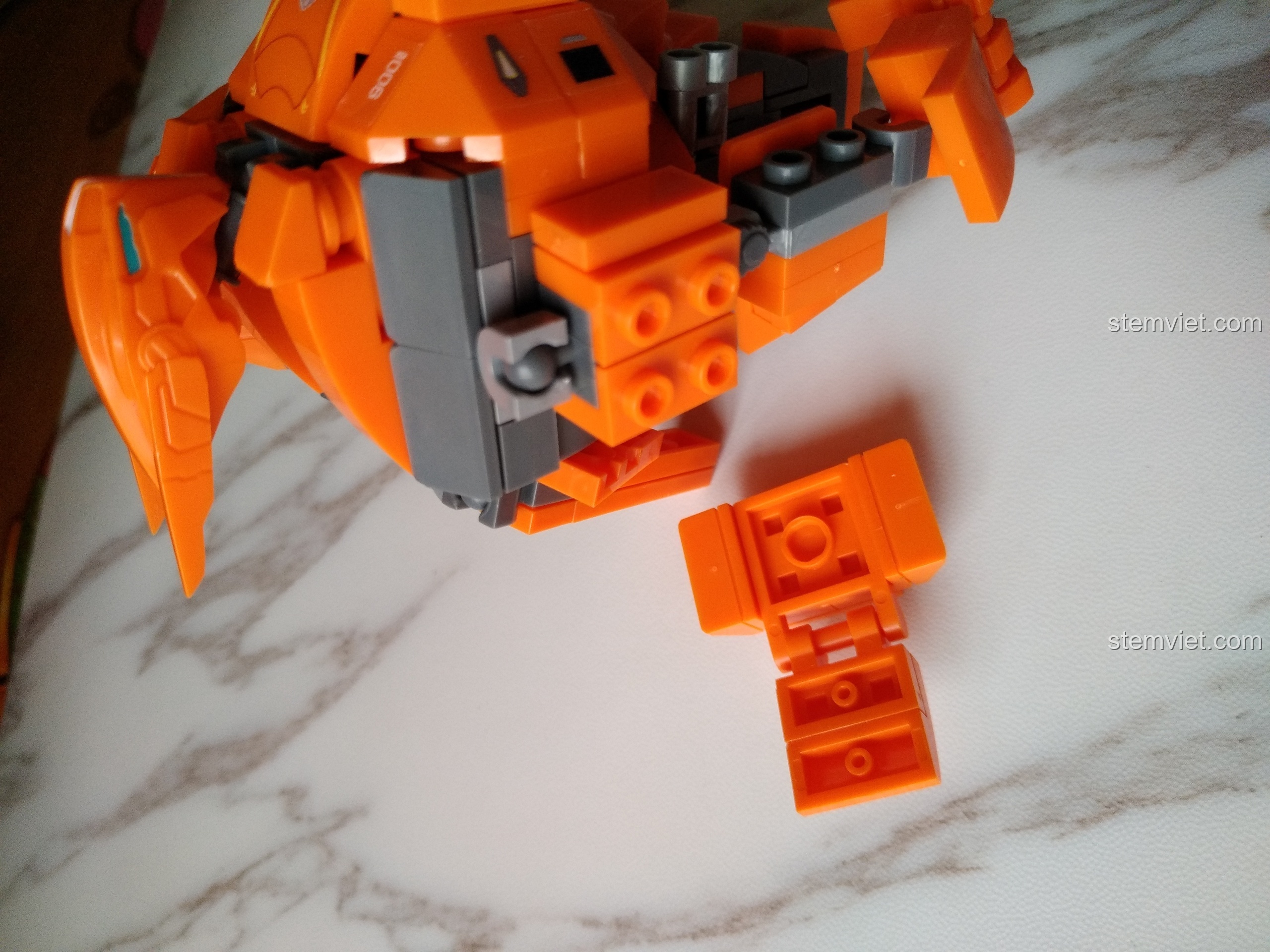 Khớp háng của bộ lắp ráp Jaeger Saber Athena cho con trai từ 6 tuổi bị lỏng, gây khó khăn khi tạo dáng.