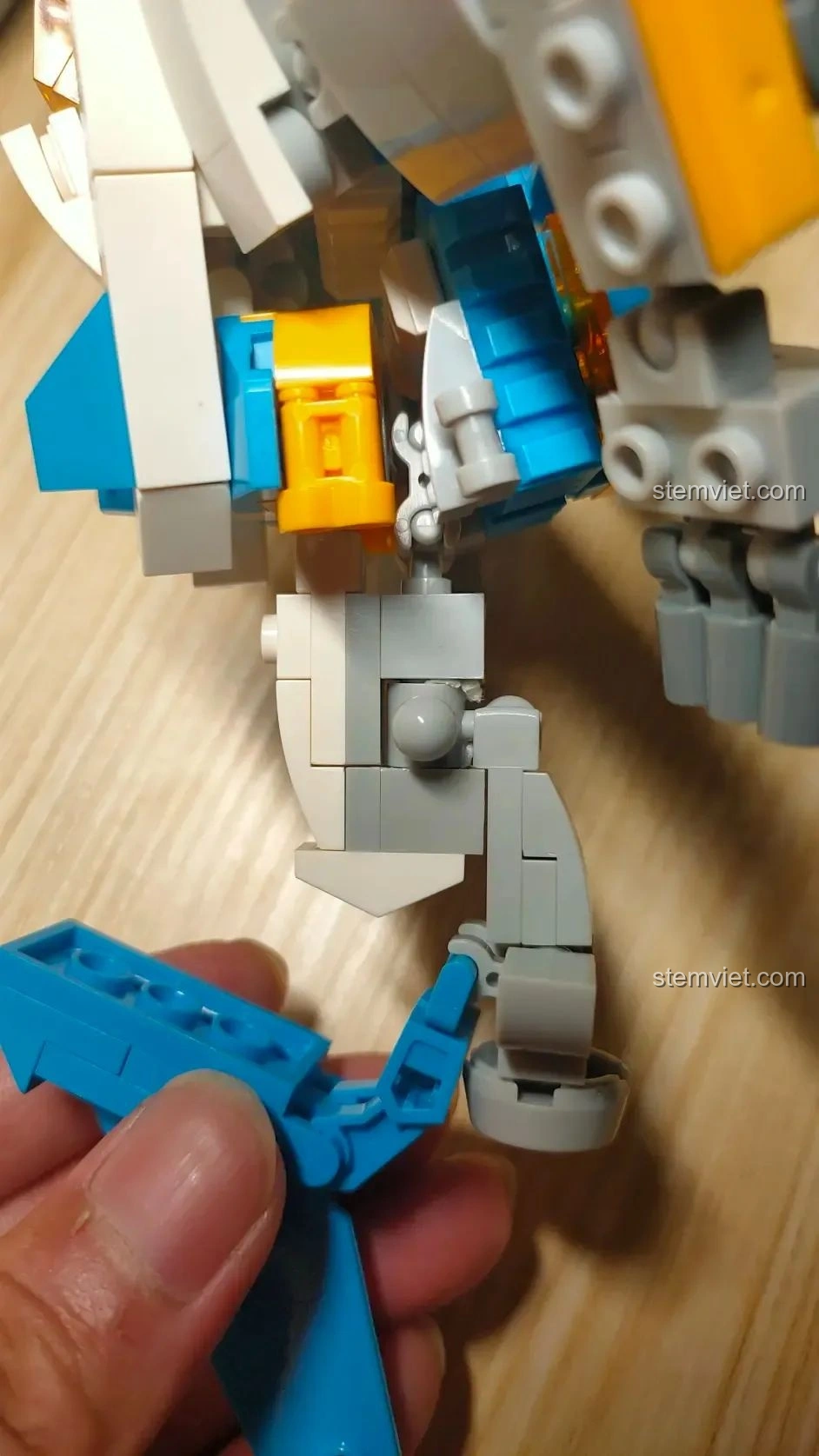 Cận cảnh khớp háng của robot WOMA C0407, một điểm cần lưu ý về độ chắc chắn khi biến hình hoặc di chuyển.