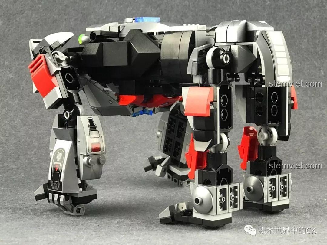 Chi tiết khớp nối giữa đùi và thân của robot Gấu Bạo Kích, một điểm trừ nhỏ về độ linh hoạt.