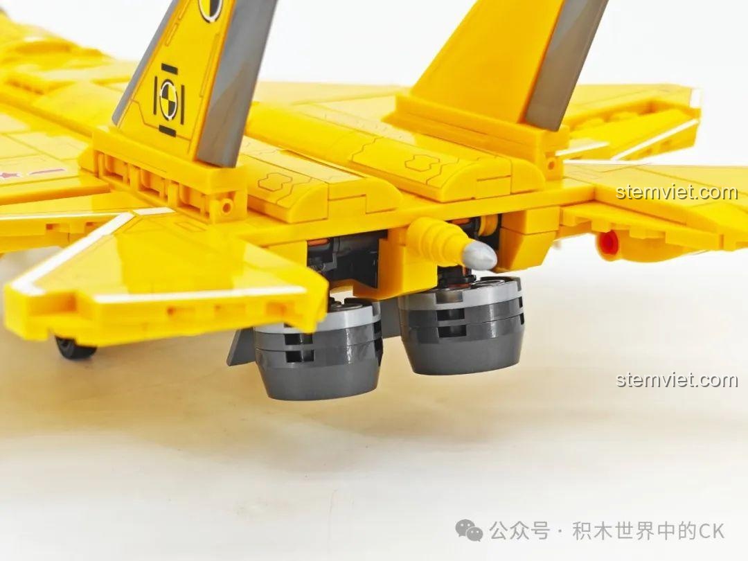 Các khớp nối linh hoạt ở phần đuôi của mô hình máy bay chiến đấu J-35 SEMBO 202254.