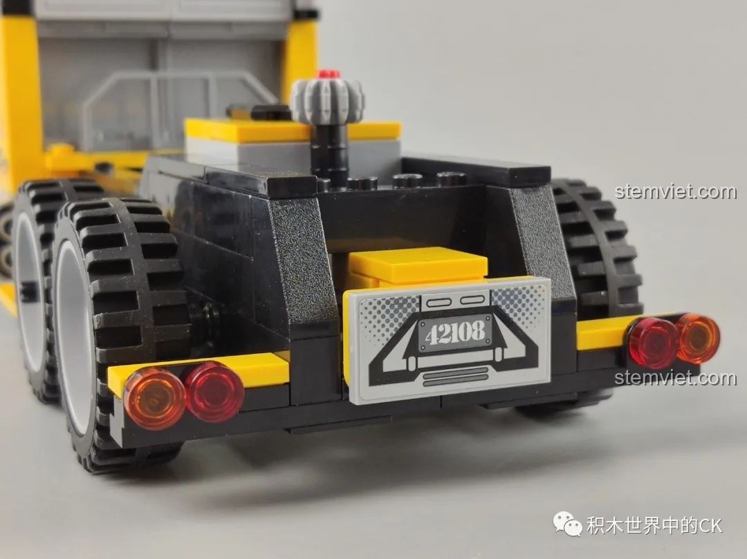 Chi tiết khớp nối ở đuôi xe tải QMAN 42108.