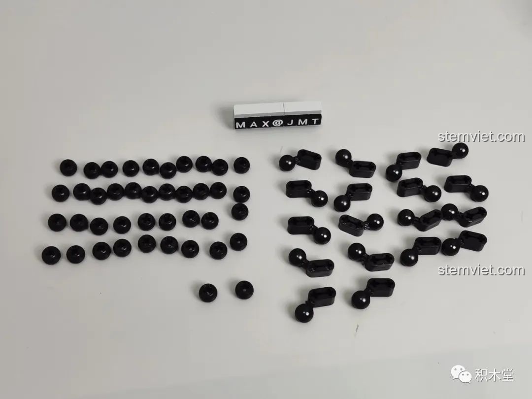 So sánh các chi tiết khớp nối trong túi thay thế, chúng dày và chắc chắn hơn so với chi tiết gốc.