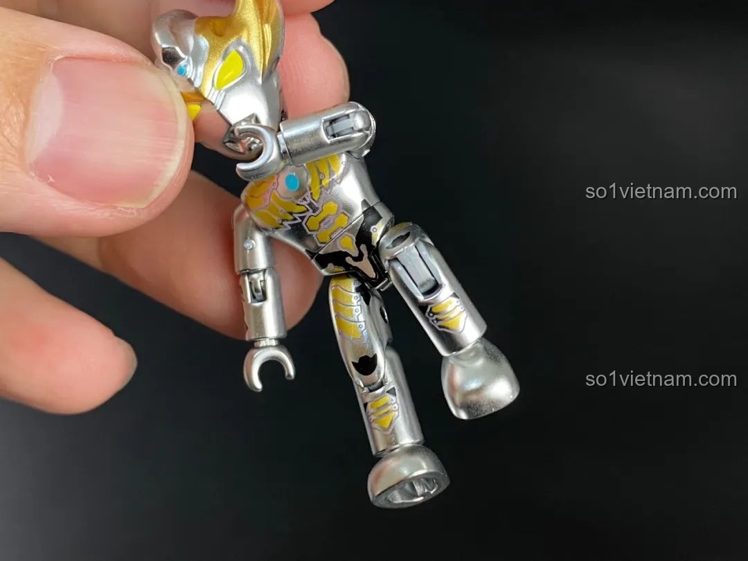 Cận cảnh các khớp nối ở thân và chân của figure Ultraman mới, cho phép cử động linh hoạt.
