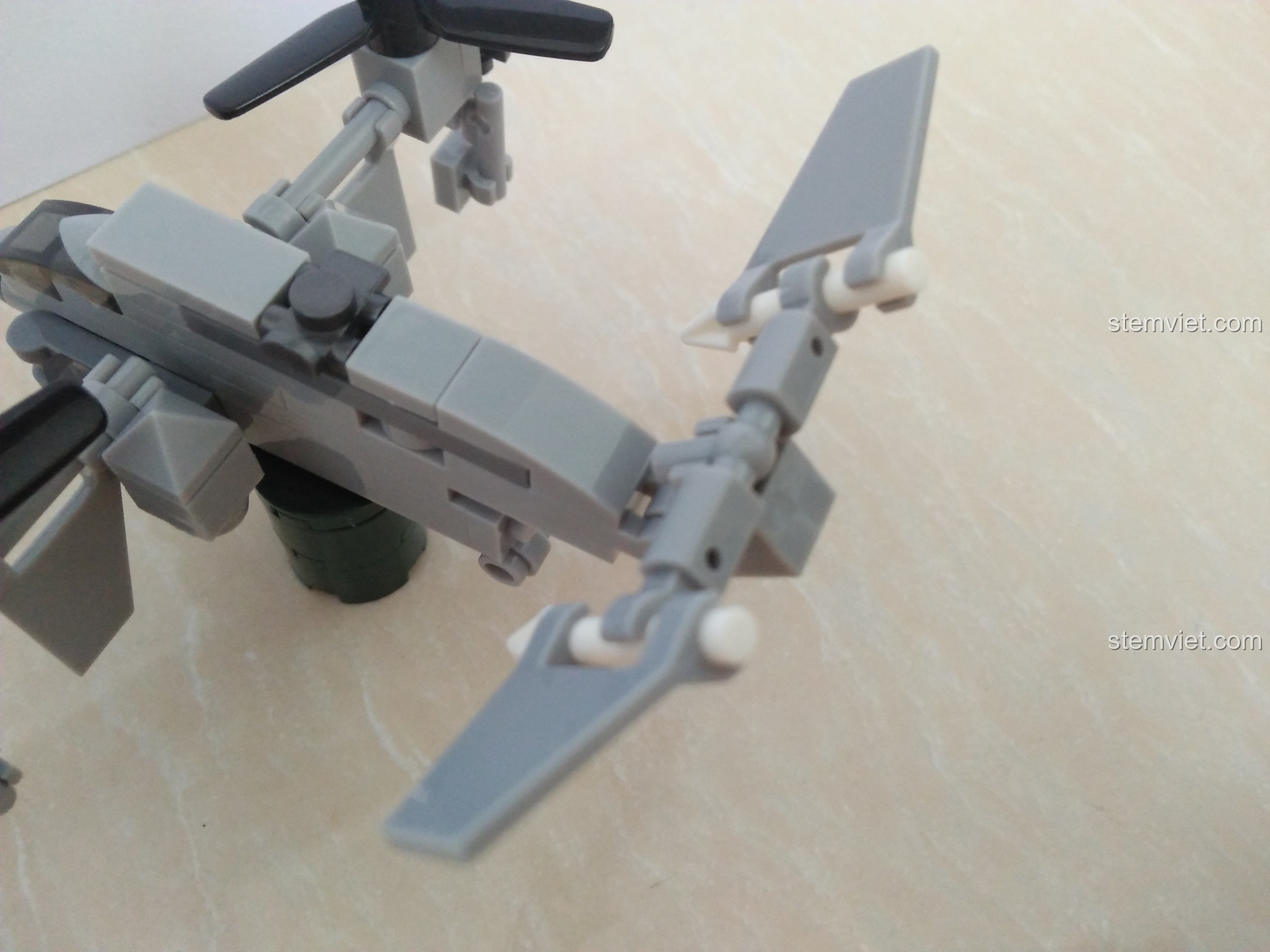 Mô hình máy bay hợp thể SEMBO 11517 với cánh đuôi đang được điều chỉnh, thể hiện khả năng cử động.