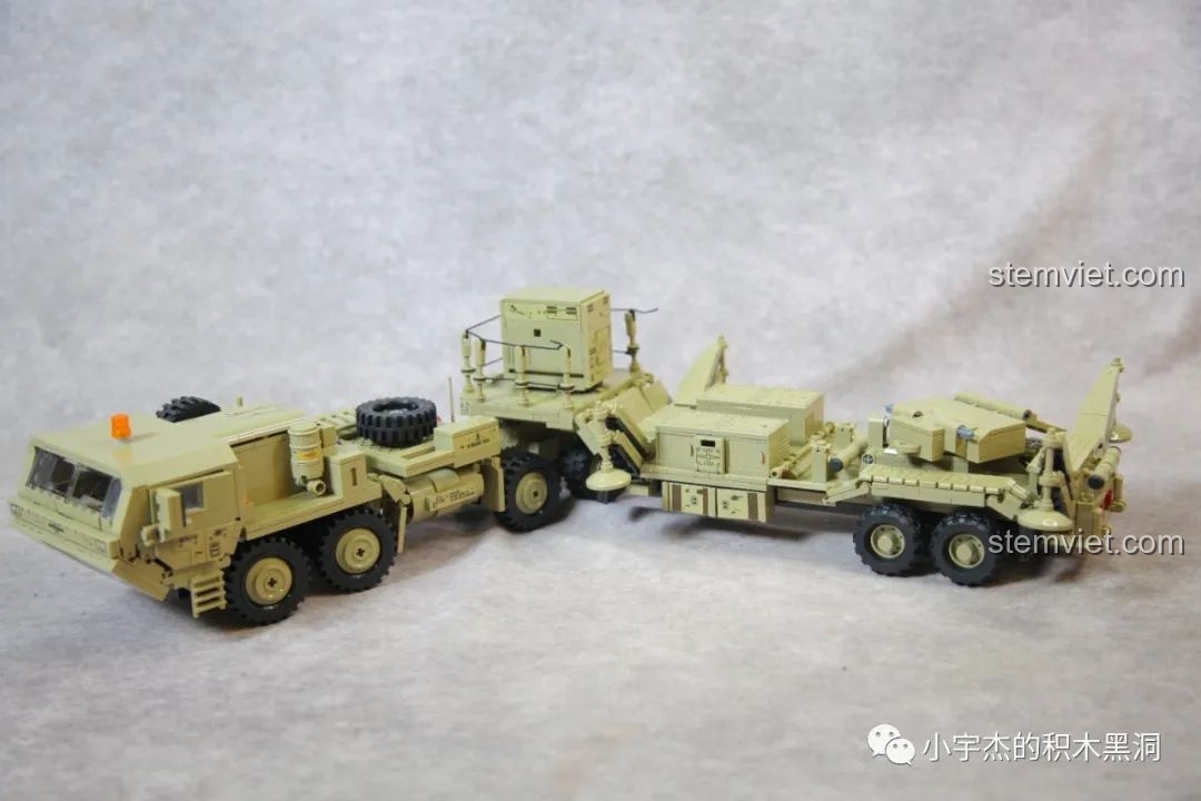 Khả năng bẻ góc linh hoạt giữa đầu kéo và rơ-moóc của mô hình Xe tải quân sự hạng nặng HEMTT Panlos Brick.