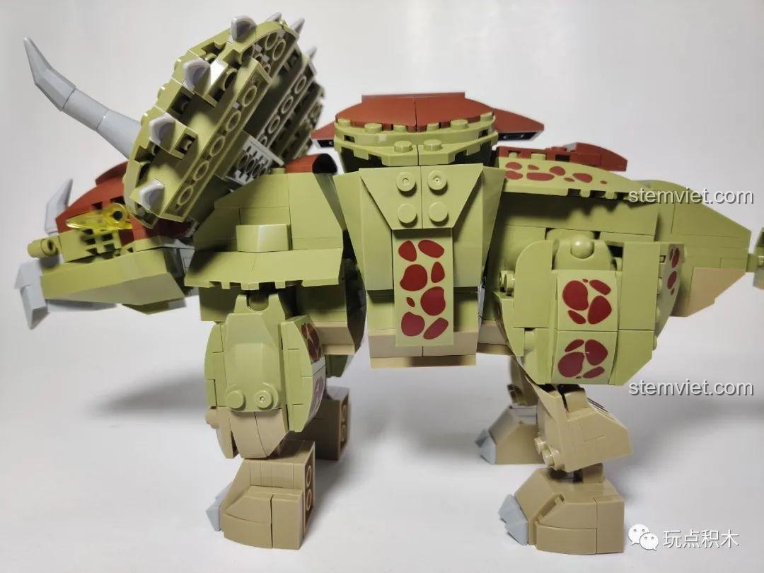 Cấu trúc thân của khủng long WOMA C0451 gồm ba đoạn nối bằng khớp bi, cho phép cử động và tạo dáng linh hoạt.