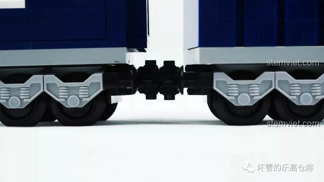 Chi tiết khớp nối nam châm giữa các toa tàu của bộ lắp ráp KAZI KY98220 Tàu Hỏa Đông Phong 11Z, đảm bảo kết nối chắc chắn.