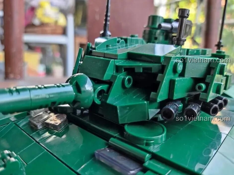 Cận cảnh khớp nối cầu (ball-joint) của nòng pháo trên xe tăng Sluban, cho phép nòng pháo nâng lên hạ xuống.