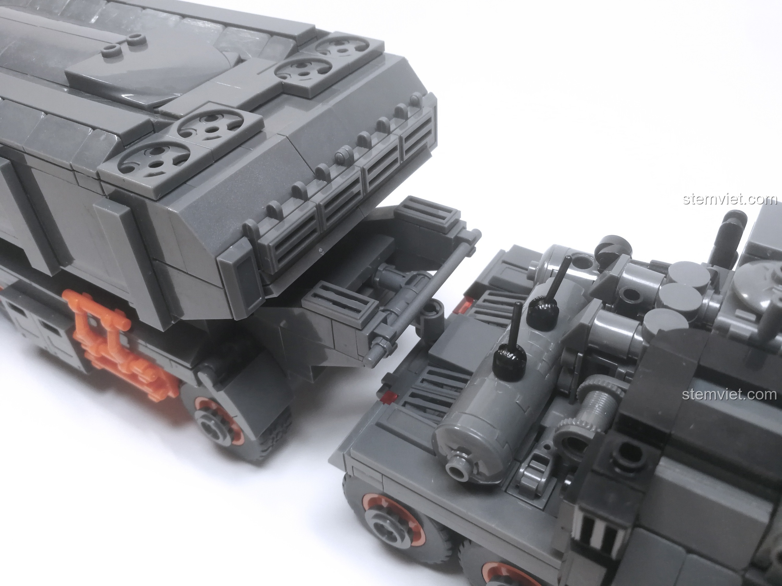 Cận cảnh khớp nối Technic chắc chắn giữa đầu xe và thùng hàng của mô hình xe tải Sluban.