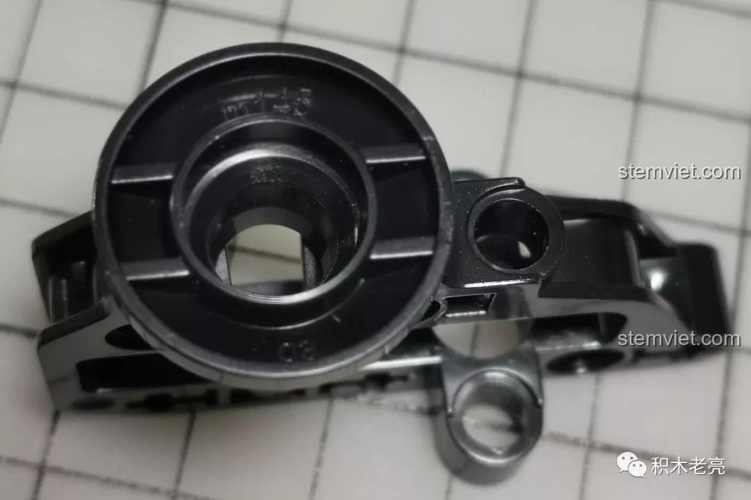 Cận cảnh một khớp nối Technic màu đen của Mould King 13106, thể hiện độ chính xác trong thiết kế.