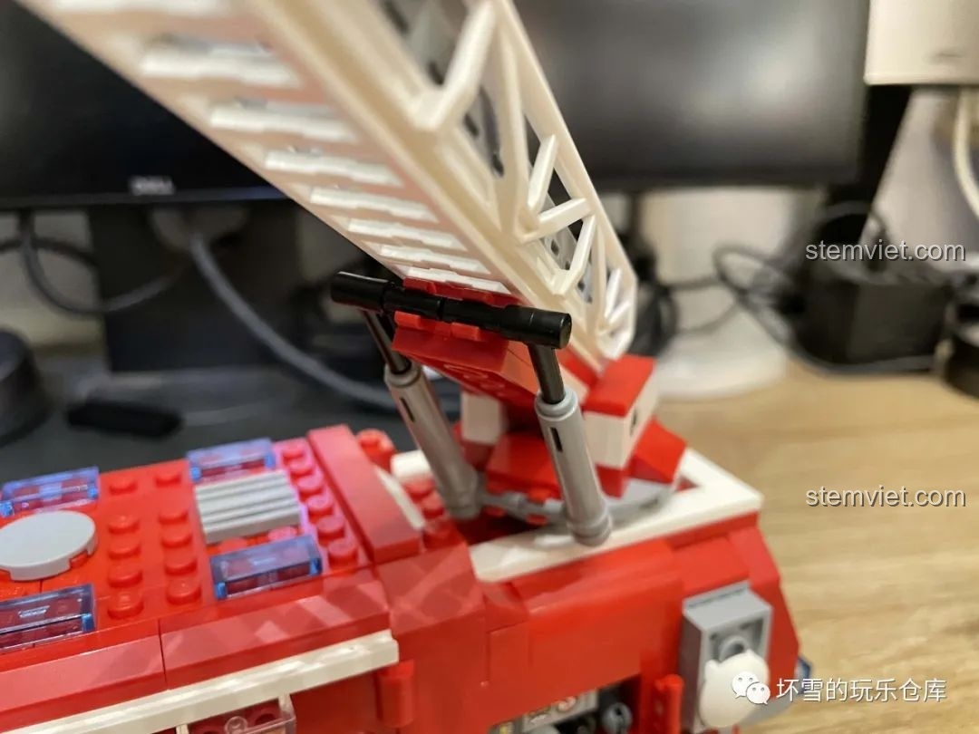 Cận cảnh khớp nối và piston thủy lực của thang trên mô hình xe cứu hỏa QMAN 2807.