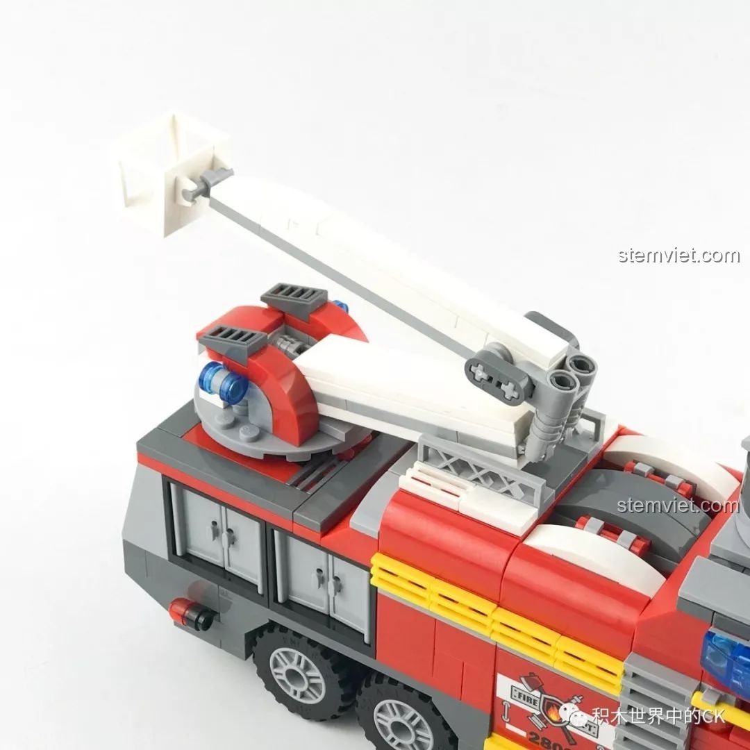 Thang nâng của xe cứu hỏa QMAN 2809 được nâng lên cao, cho thấy sự vững chãi của kết cấu.