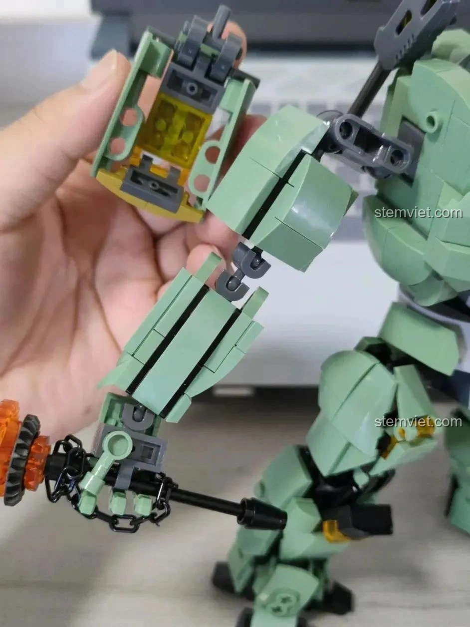 Chi tiết khớp tay của Robot Diệt Tận Thế Sluban M38-B1153, cho thấy khả năng cử động.