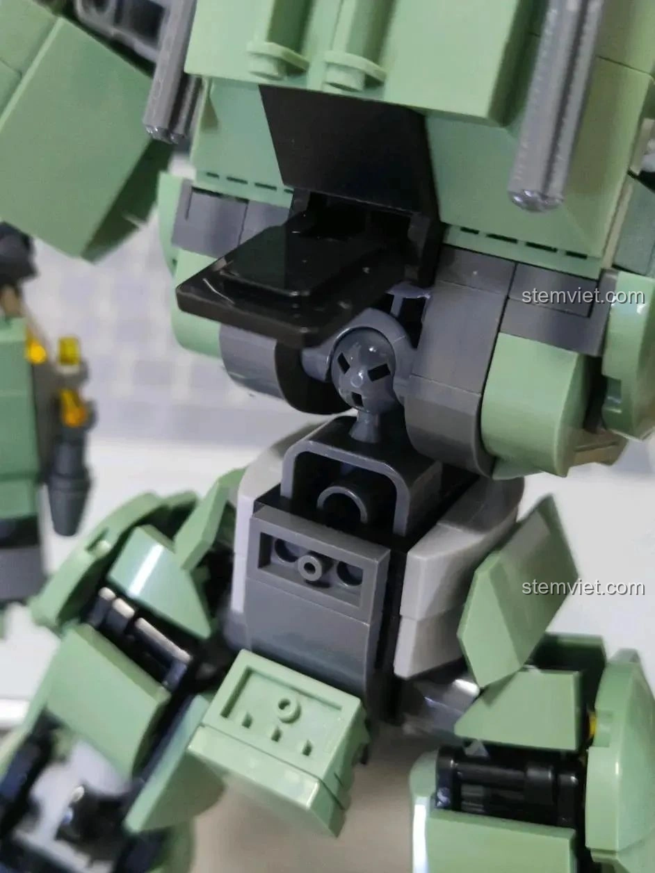 Chi tiết khớp thân của Robot Diệt Tận Thế Sluban M38-B1153, cho phép xoay và gập.