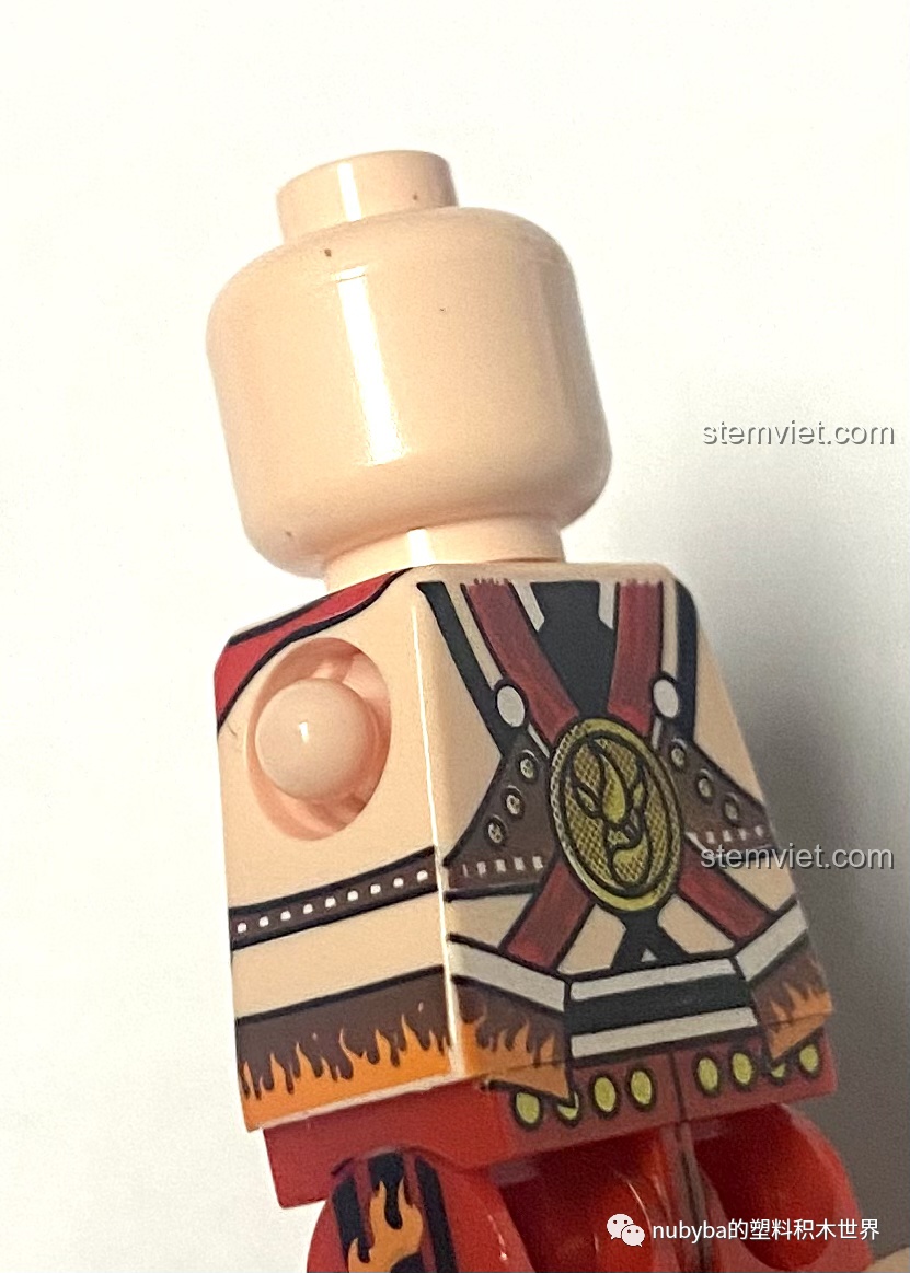 Cận cảnh chi tiết khớp vai bi cầu độc đáo trên thân minifigure Hồng Hài Nhi, một cải tiến giúp tăng khả năng cử động.