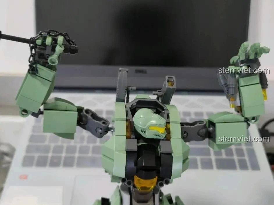 Chi tiết khớp vai và khớp háng của Robot Diệt Tận Thế Sluban M38-B1153, cấu trúc chắc chắn.
