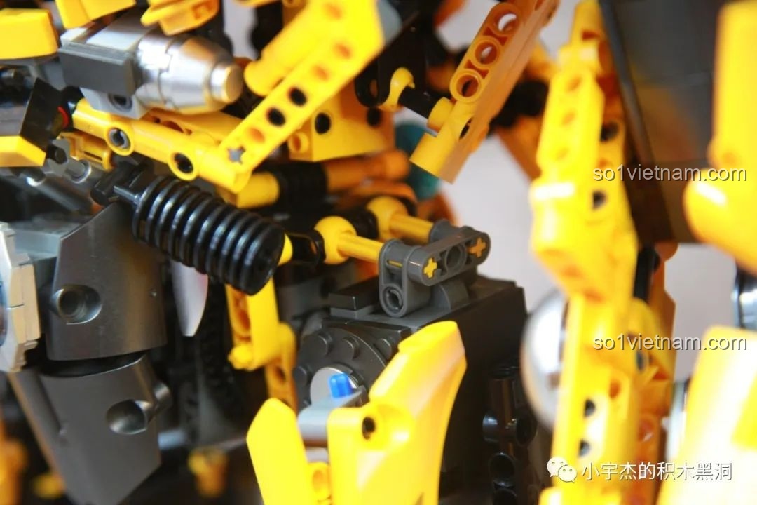 Khớp xoay ở vai cho phép toàn bộ cánh tay của robot Bumblebee có thể xoay tròn, tăng phạm vi cử động.
