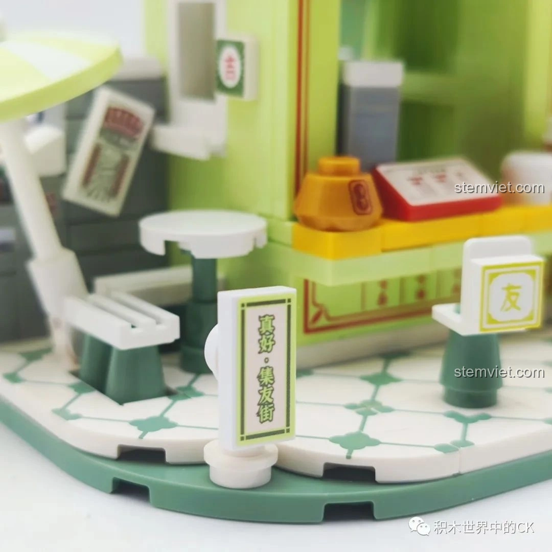 Khu vực bếp và chú mèo trắng trong mô hình Quán Trà Thảo Mộc Vương Lão Cát Wekki 506051.