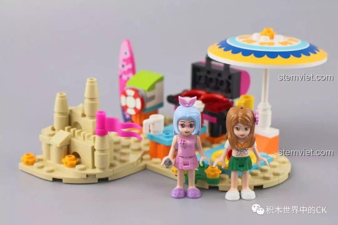 Hai nhân vật minifigure và khu dã ngoại bãi biển trong bộ QMAN 2018 sau khi lắp ráp xong.