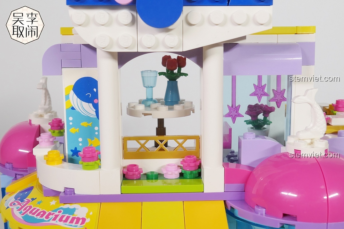 Khu vực nghỉ ngơi trên tầng hai của mô hình Thủy cung Cá Voi Xanh QMAN 2012.