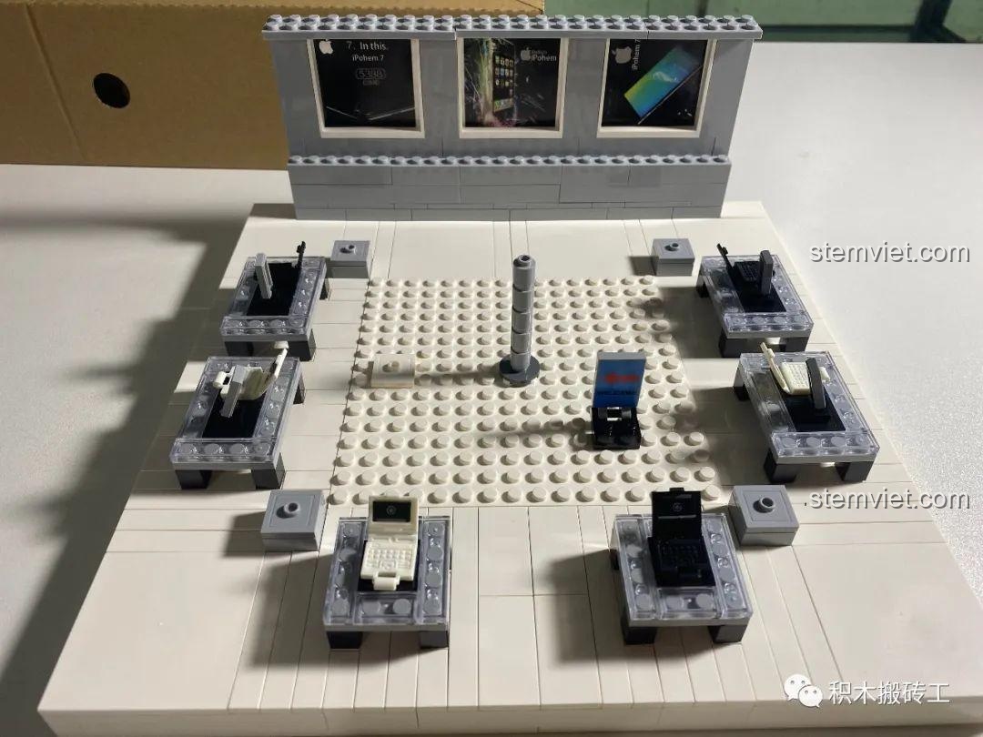 Hoàn thiện khu vực trải nghiệm tầng trệt của bộ xếp hình Mô Apple Store cho trẻ 14+ với đầy đủ bàn trưng bày.