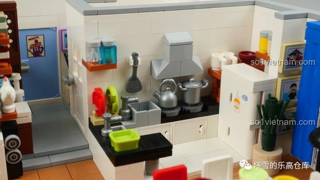 Khu vực bếp của đồ chơi xây dựng Gia Hữu Nhi Nữ SEMBO 601310, với các chi tiết như bồn rửa, bếp, tủ lạnh, máy hút mùi được tái hiện tỉ mỉ.