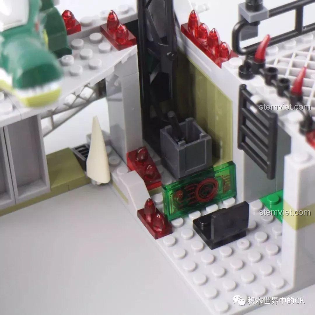 Khu vực chỉ huy với màn hình điều khiển trong bộ xếp hình Pháo đài cá sấu Winner 5063.