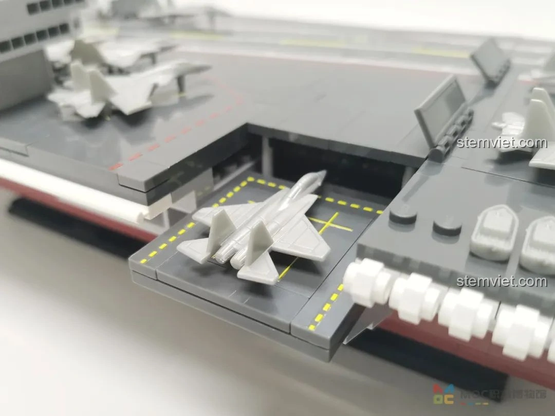 Khu vực đỗ máy bay trên boong tàu sân bay Sluban M38-B1188, với các đường kẻ rõ ràng.