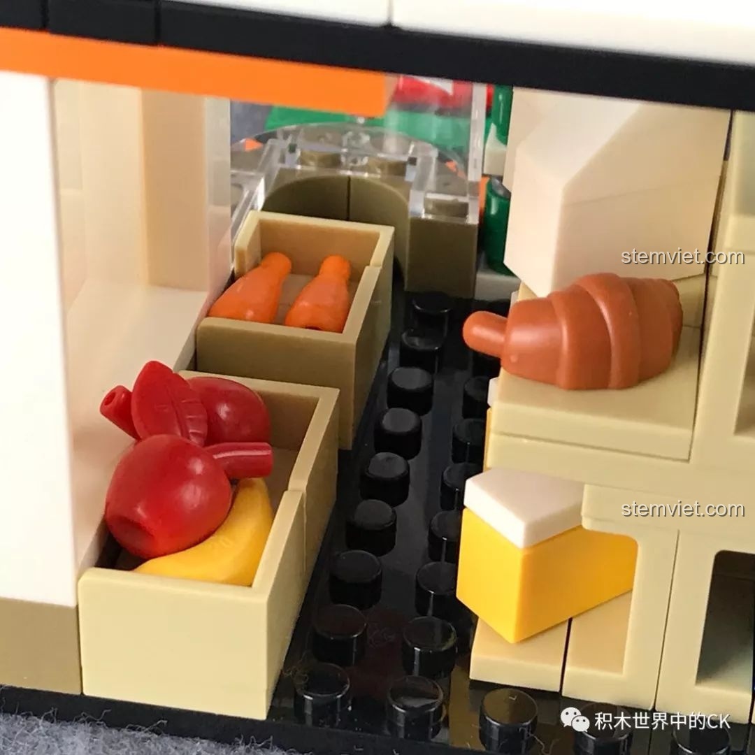 Chi tiết khu vực bán đồ tươi như bánh sừng bò, táo, chuối trong Mô hình cửa hàng 7-Eleven 1017 hợp túi tiền.