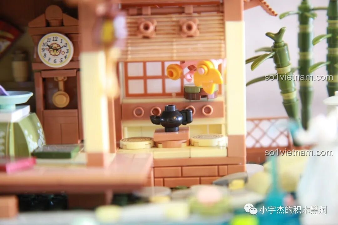 Khu vực pha trà được chụp rõ nét trong mô hình inbrixx 880018 Ngôi Nhà Nhật Bản Kumamon, với ấm trà và chén.