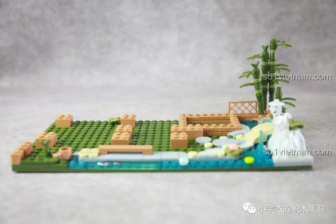 Các bước đầu tiên của khu vườn trong mô hình inbrixx 880018 Ngôi Nhà Nhật Bản Kumamon, với cây tre và thác nước.