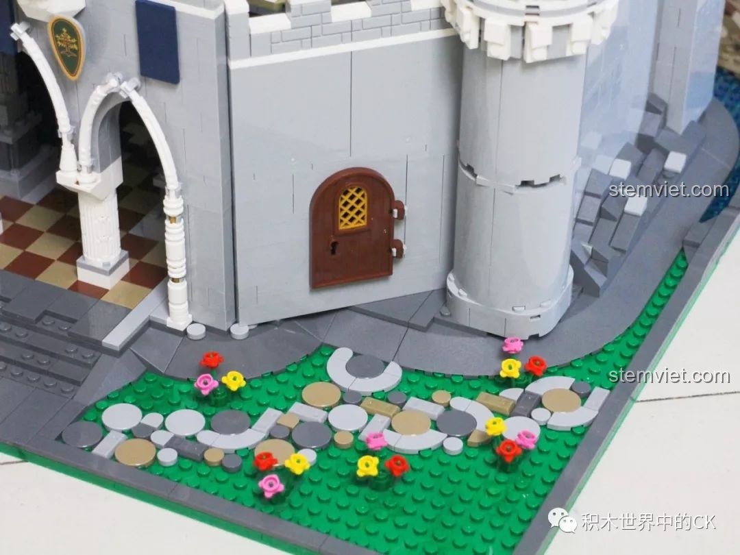 Chi tiết khu vườn nhỏ với hoa và sỏi trang trí trong bộ lắp ráp Tòa lâu đài nguy nga Mould King.