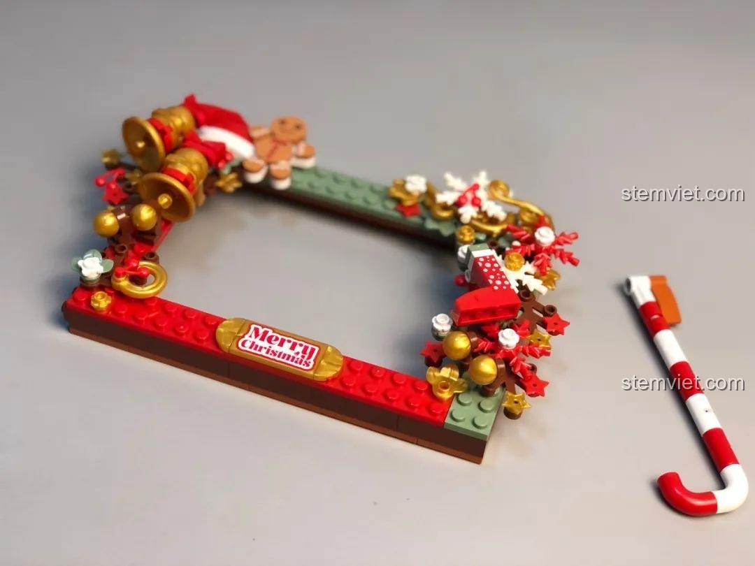 Khung Ảnh Giáng Sinh JAKI đã hoàn thành, các chi tiết trang trí không che khuất ảnh, rất tinh tế và đẹp mắt.