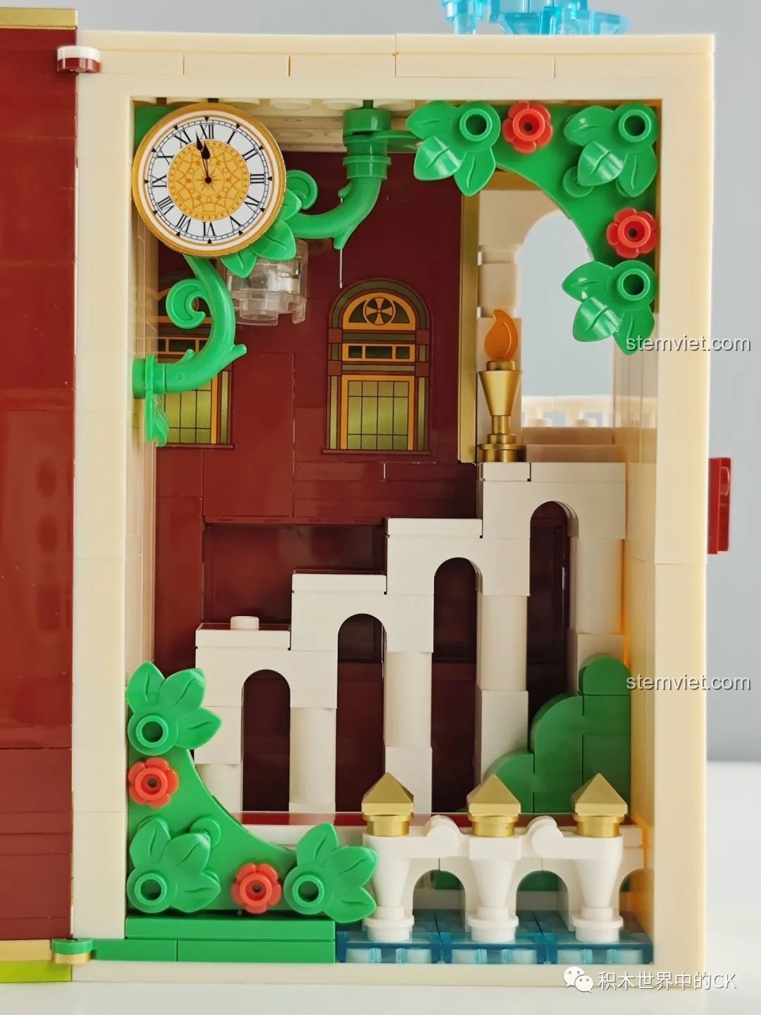 Khung cảnh bên trong mô hình sách cổ tích Lọ Lem Wekki 506174, với cầu thang, cửa sổ và đèn lồng.