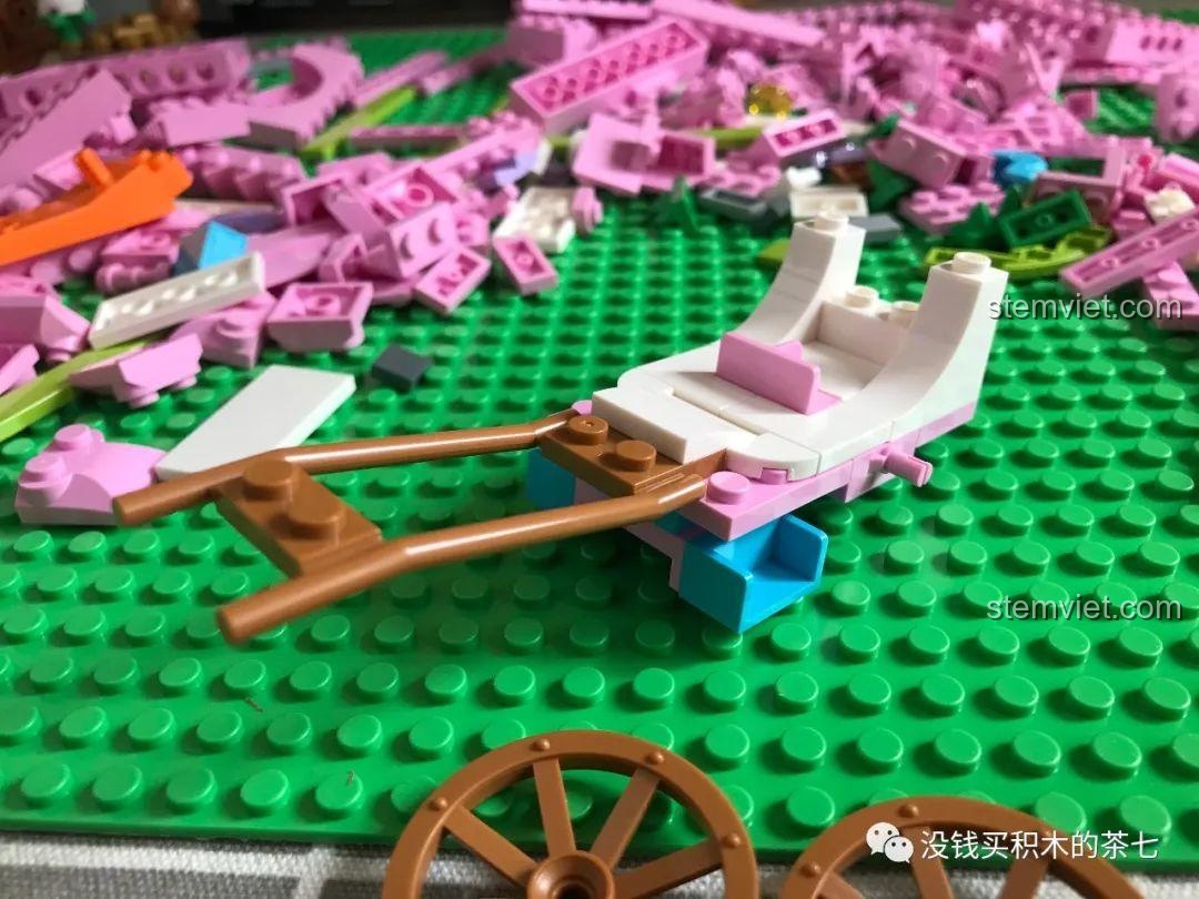 Cận cảnh khung cỗ xe ngựa đang được lắp ráp từ các chi tiết nhỏ của bộ SEMBO 604003.