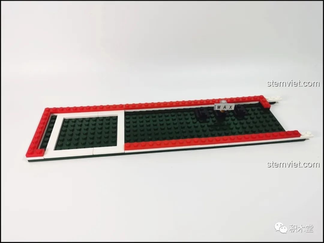 Khung đế ban đầu của bộ lắp ráp Forange FC6003, với kích thước 38x10 stud, là nền tảng cho mô hình Giáng Sinh.