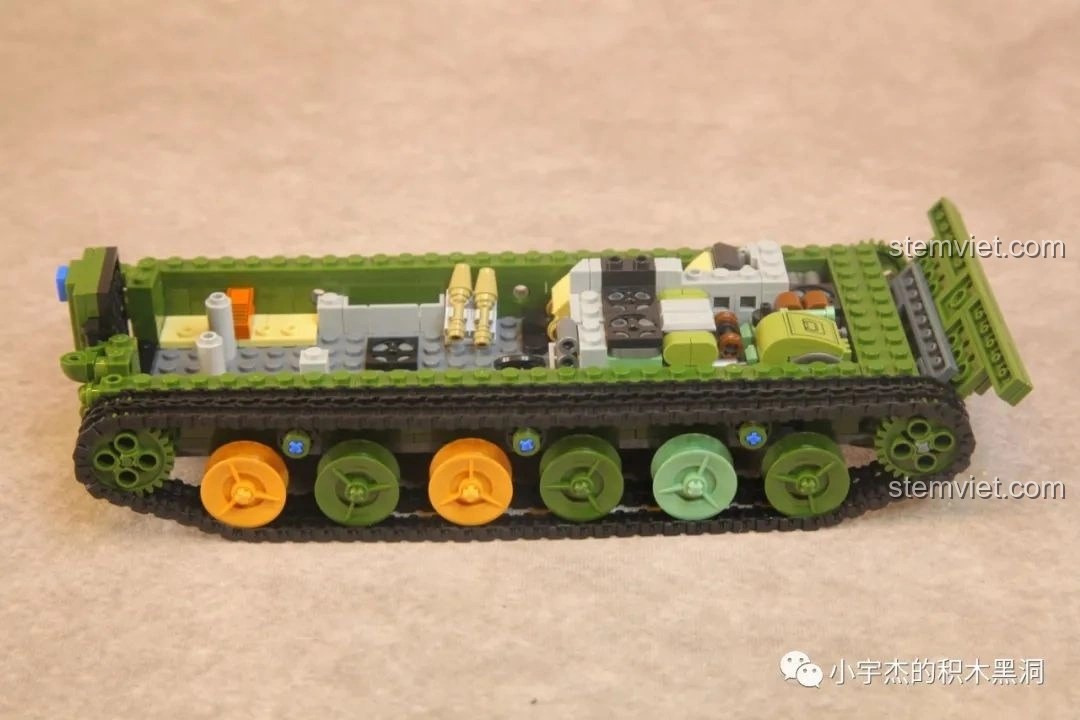 Phần khung gầm và bánh xích của xe Panlos Brick 639010 Xe Bọc Thép 04A đang được lắp ráp