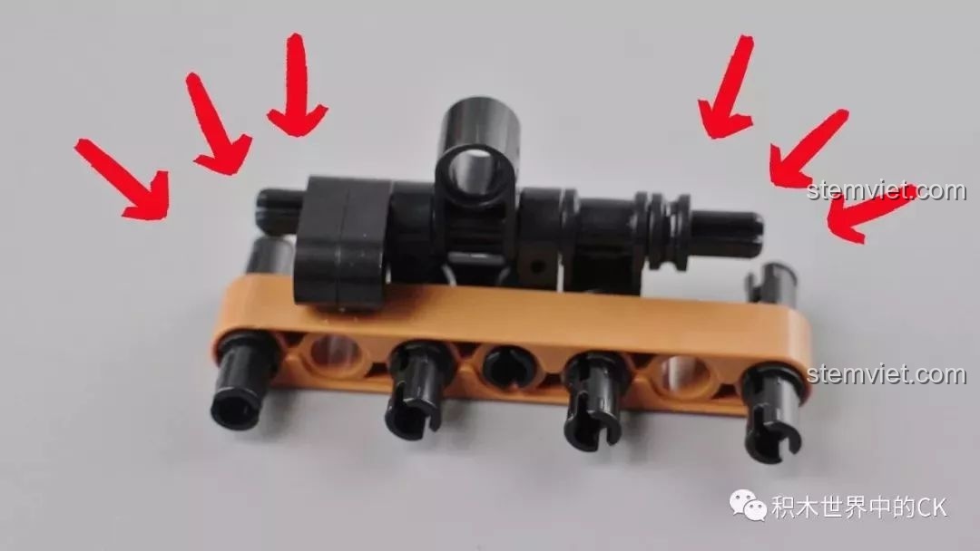 Khung gầm chính của xe Mould King 13070 G65 đã được lắp ráp xong, sẵn sàng cho các bước tiếp theo.