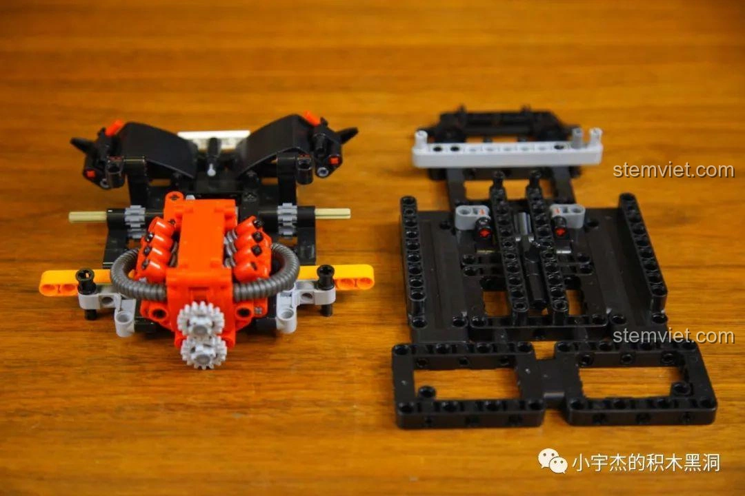 Khung gầm và động cơ ban đầu của mô hình Cada 8602 McLaren P1, thể hiện cấu trúc nội thất.