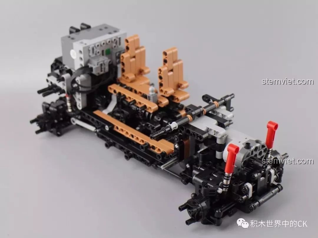 Khung gầm và hệ thống động cơ của xe Mould King 13070 gần hoàn thiện, thể hiện sự phức tạp của bộ Technic.