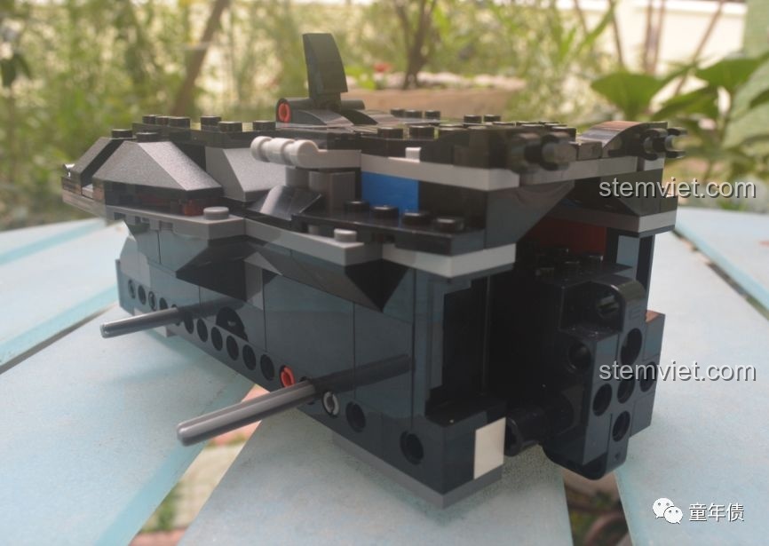 Cận cảnh khung gầm và khối động cơ tích hợp của xe Batmobile Mould King 13020 sau khi lắp ráp.