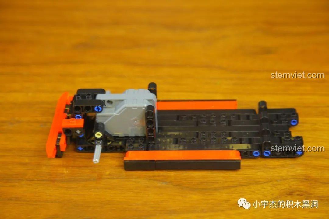 Phần khung gầm của mô hình Ferrari Dino 246 GTS được lắp ráp hoàn chỉnh từ bộ SEMBO 705701.